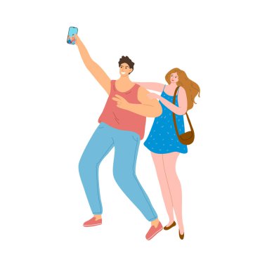 Genç bir çift yaz festivalinde dışarıda selfie çekiyor.