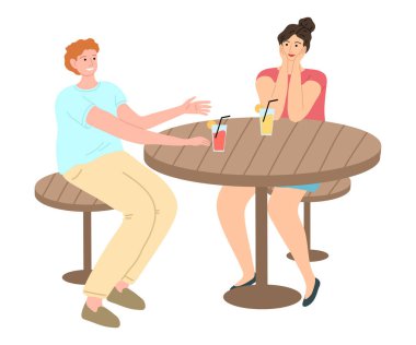 Genç, gülümseyen bir çift yaz festivali boyunca meyve suyu içip sohbet ediyor.