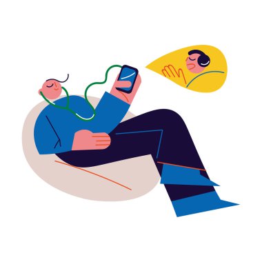 Genç adam koltukta oturup akıllı telefondan podcast dinliyor.