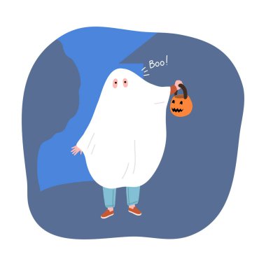 Çocuk hayalet kostümü giyiyor ve Cadılar Bayramı 'nda elinde balkabağı tutuyor.