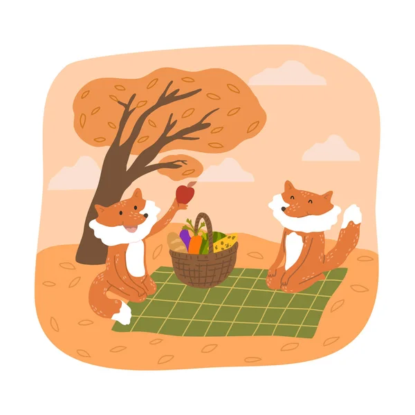 Zorros sonrientes sentados y haciendo picnic con verduras y frutas frescas durante la cosecha — Vector de stock