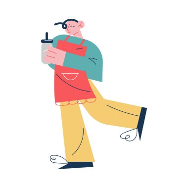 Genç mutlu baba, ailesi için el yapımı kokteyl ya da meyve suyu taşıyor.