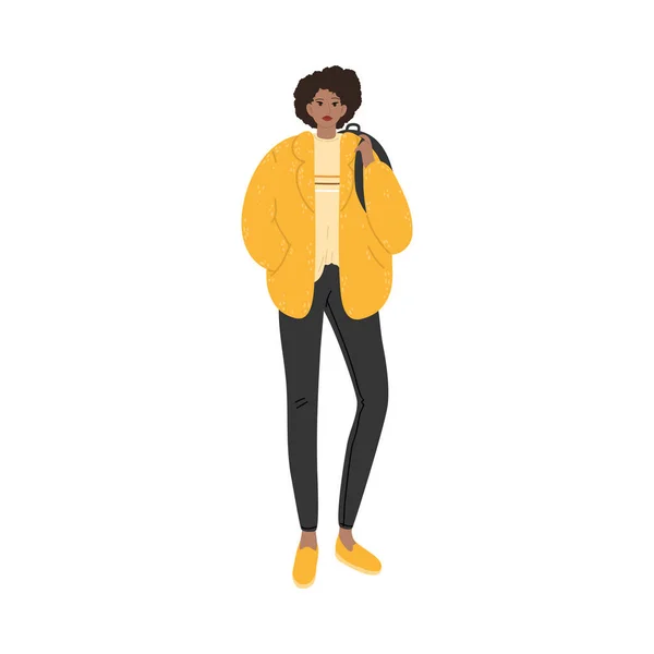 Chica negra con elegante chaqueta amarilla cómoda y pantalones vaqueros durante el otoño — Vector de stock