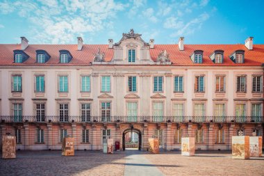 siyah zemin üzerine beyaz casino fişi