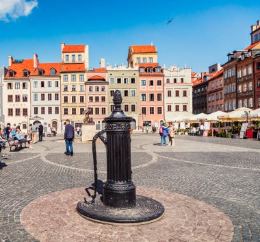 Varşova, Polonya - 21 Ağustos 2017: Pazar Meydanı, Varşova, Polonya