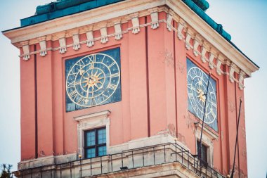 siyah zemin üzerine beyaz casino fişi