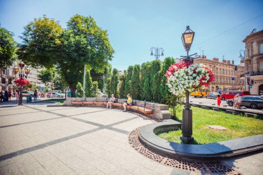 Lviv, Ukrayna 'da Taras Shevchenko anıtının yanındaki fener.
