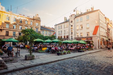 Lviv, Ukrayna - 24 Mayıs 2018: Lviv açık kafe, Ukrayna
