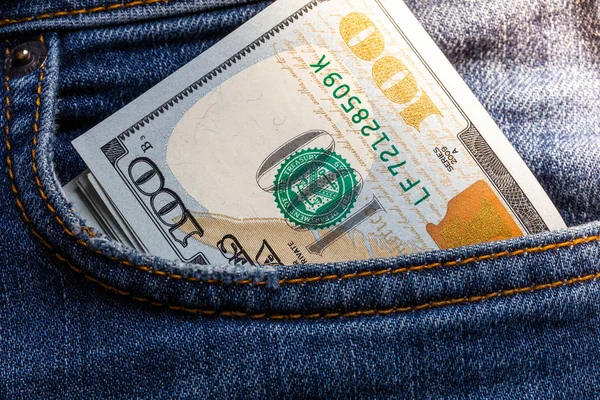 100 Dolarlık Banknot Kot Pantolon Cebinde — Stok fotoğraf