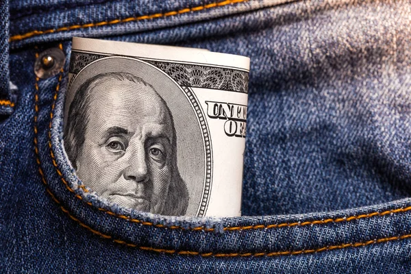 100 Dolarlık Banknot Kot Pantolon Cebinde — Stok fotoğraf