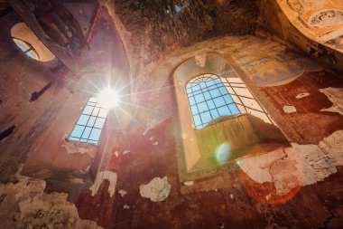 Kilisenin iç terk edilmiş