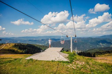 Volosyanka, Ukrayna-24 Ağustos 2017: yaz aylarında kayak teleferiğine turistler