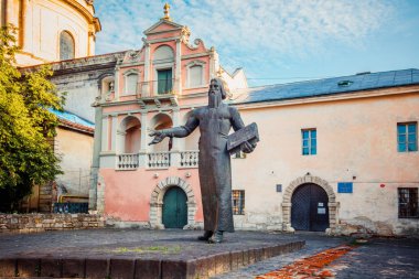Ivan Fedorov Lviv anıt