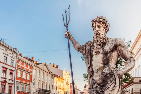 Lviv pazar meydanında Neptün Çeşmesi