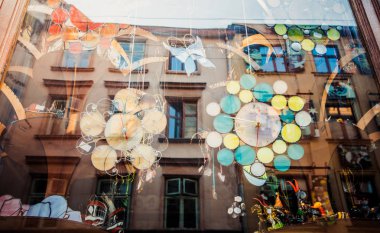 Lviv, Ukrayna - 21 Haziran 2018: vitray Hatıra Eşyası dükkanı penceresinde