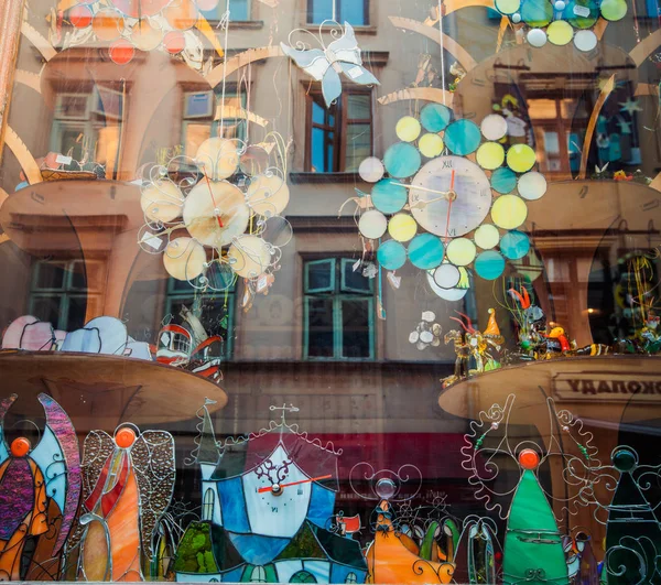 Lviv, Ukrayna - 21 Haziran 2018: vitray Hatıra Eşyası dükkanı penceresinde