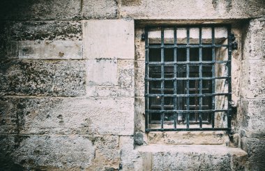 Izgara ile eski pencere