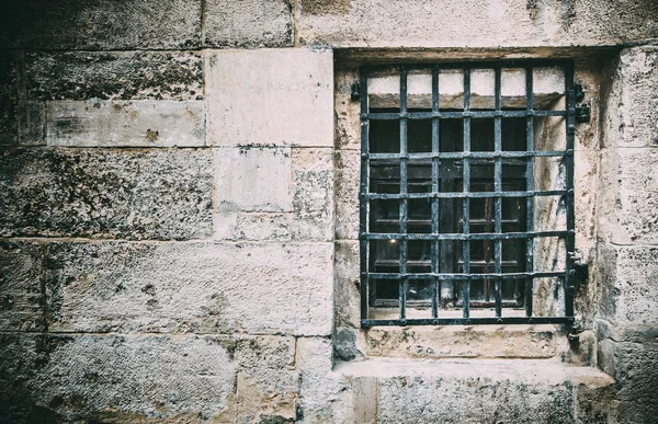 Izgara ile eski pencere