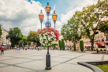 Lviv 'deki Taras Shevchenko anıtının yanındaki fener.