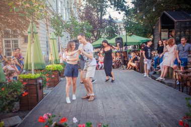 Lviv, Ukrayna-4 Ağustos 2018: Lviv pazar meydanında Diana Çeşmesi yakınında açık kafede salsa dansçıları