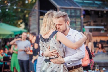 Lviv, Ukrayna-4 Ağustos 2018: Lviv pazar meydanında Diana Çeşmesi yakınında açık kafede salsa dansçıları
