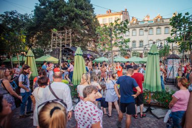 Lviv, Ukrayna-4 Ağustos 2018: Lviv pazar meydanında Diana Çeşmesi yakınında açık kafede salsa dansçıları