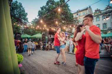 Lviv, Ukrayna-4 Ağustos 2018: Lviv pazar meydanında Diana Çeşmesi yakınında açık kafede salsa dansçıları