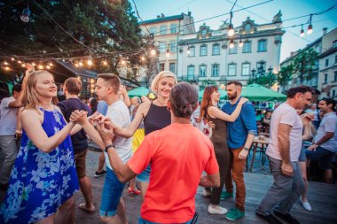 Lviv, Ukrayna-4 Ağustos 2018: Lviv pazar meydanında Diana Çeşmesi yakınında açık kafede salsa dansçıları