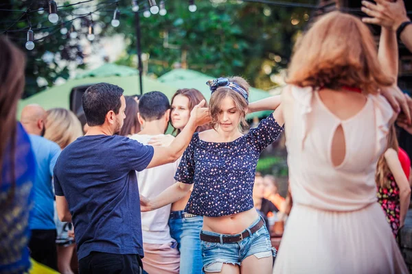 Lviv Oekraïne Augustus 2018 Salsa Dansers Outdoor Cafe Buurt Van — Stockfoto