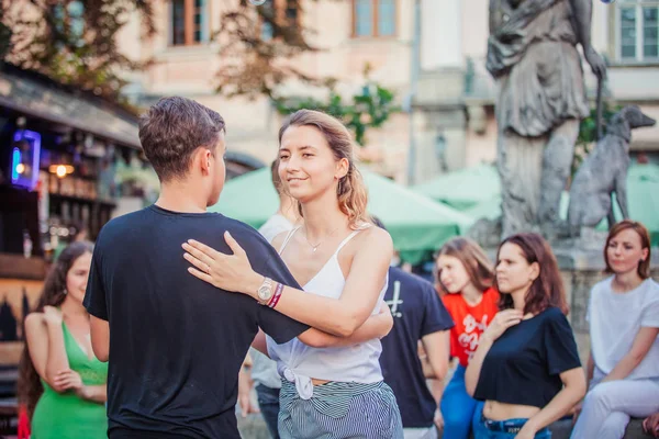 Lviv Ucrânia Agosto 2018 Dançarinos Salsa Café Livre Perto Fonte — Fotografia de Stock