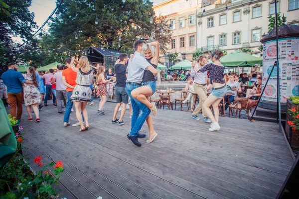 Lviv Oekraïne Augustus 2018 Salsa Dansers Outdoor Cafe Buurt Van — Stockfoto