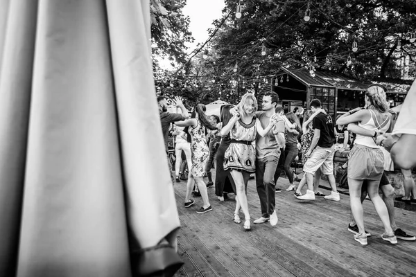 Lviv Oekraïne Augustus 2018 Salsa Dansers Outdoor Cafe Buurt Van — Stockfoto