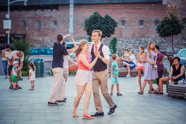 Lviv Ucrânia Agosto 2018 Salsa Dançarinos Perto Ohann Georg Pinsel — Fotografia de Stock