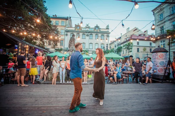 Lviv Ucrânia Agosto 2018 Dançarinos Salsa Café Livre Perto Fonte — Fotografia de Stock