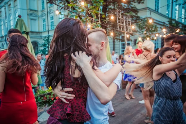 Lviv Ucrânia Agosto 2018 Dançarinos Salsa Café Livre Perto Fonte — Fotografia de Stock
