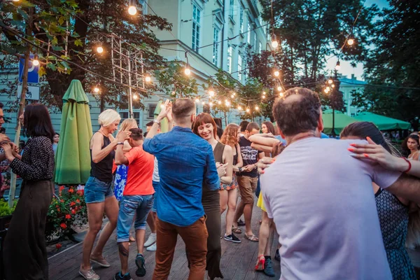 Lviv Oekraïne Augustus 2018 Salsa Dansers Outdoor Cafe Buurt Van — Stockfoto