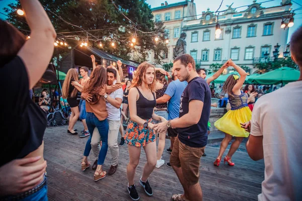Lviv Oekraïne Augustus 2018 Salsa Dansers Outdoor Cafe Buurt Van — Stockfoto
