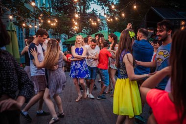 Lviv, Ukrayna-4 Ağustos 2018: Lviv pazar meydanında Diana Çeşmesi yakınında açık kafede salsa dansçıları