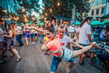 Lviv, Ukrayna-4 Ağustos 2018: Lviv pazar meydanında Diana Çeşmesi yakınında açık kafede salsa dansçıları