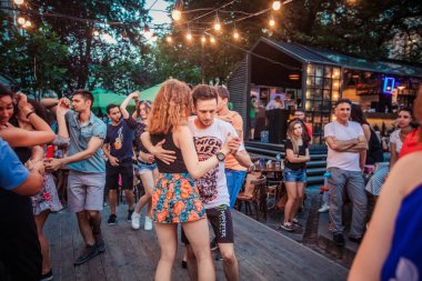 Lviv, Ukrayna-4 Ağustos 2018: Lviv pazar meydanında Diana Çeşmesi yakınında açık kafede salsa dansçıları