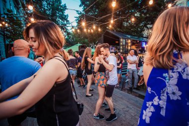 Lviv, Ukrayna-4 Ağustos 2018: Lviv pazar meydanında Diana Çeşmesi yakınında açık kafede salsa dansçıları