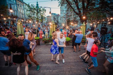 Lviv, Ukrayna-4 Ağustos 2018: Lviv pazar meydanında Diana Çeşmesi yakınında açık kafede salsa dansçıları