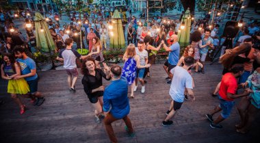 Lviv, Ukrayna-4 Ağustos 2018: Lviv pazar meydanında Diana Çeşmesi yakınında açık kafede salsa dansçıları