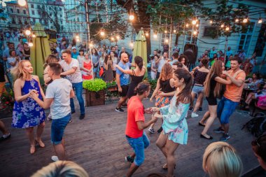 Lviv, Ukrayna-4 Ağustos 2018: Lviv pazar meydanında Diana Çeşmesi yakınında açık kafede salsa dansçıları