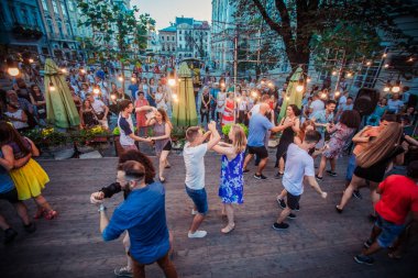 Lviv, Ukrayna-4 Ağustos 2018: Lviv pazar meydanında Diana Çeşmesi yakınında açık kafede salsa dansçıları