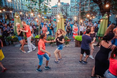 Lviv, Ukrayna-4 Ağustos 2018: Lviv pazar meydanında Diana Çeşmesi yakınında açık kafede salsa dansçıları