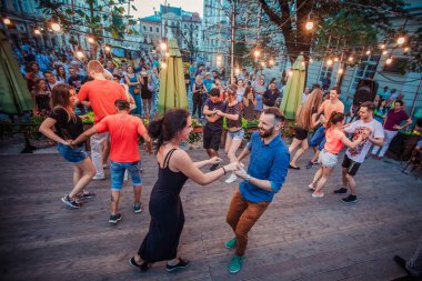 Lviv, Ukrayna-4 Ağustos 2018: Lviv pazar meydanında Diana Çeşmesi yakınında açık kafede salsa dansçıları