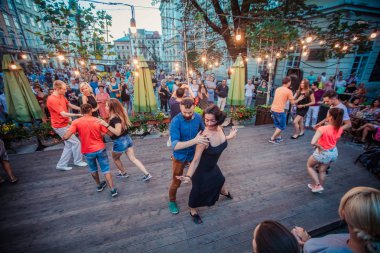 Lviv, Ukrayna-4 Ağustos 2018: Lviv pazar meydanında Diana Çeşmesi yakınında açık kafede salsa dansçıları