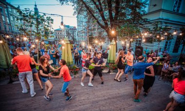 Lviv, Ukrayna-4 Ağustos 2018: Lviv pazar meydanında Diana Çeşmesi yakınında açık kafede salsa dansçıları