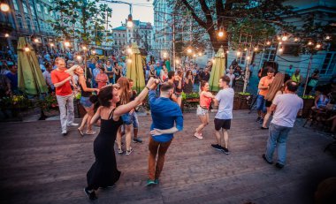 Lviv, Ukrayna-4 Ağustos 2018: Lviv pazar meydanında Diana Çeşmesi yakınında açık kafede salsa dansçıları